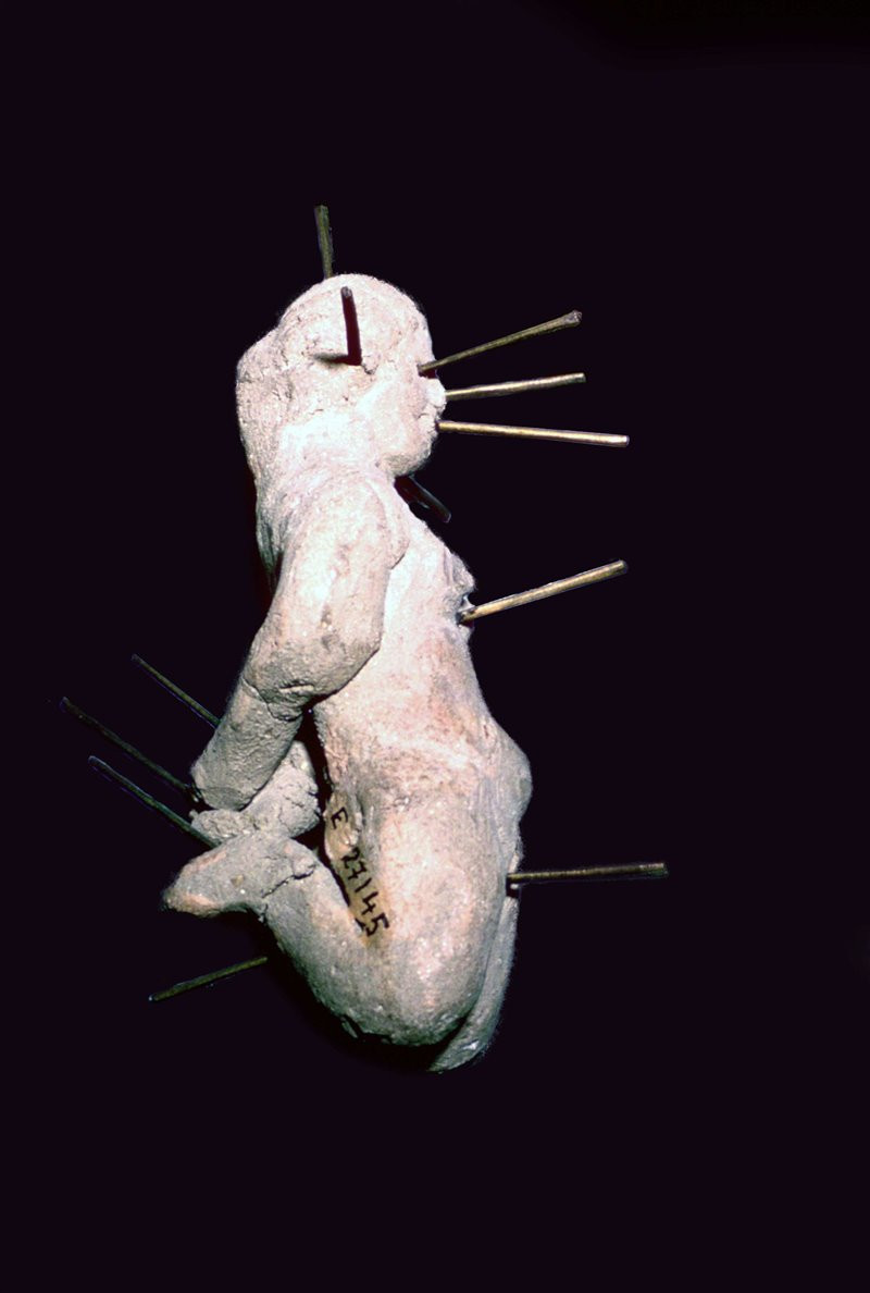 Figurilla egipcia con agujas clavadas posiblemente usada en rituales de magia museo del louvre paris fa131c1c 800x1188